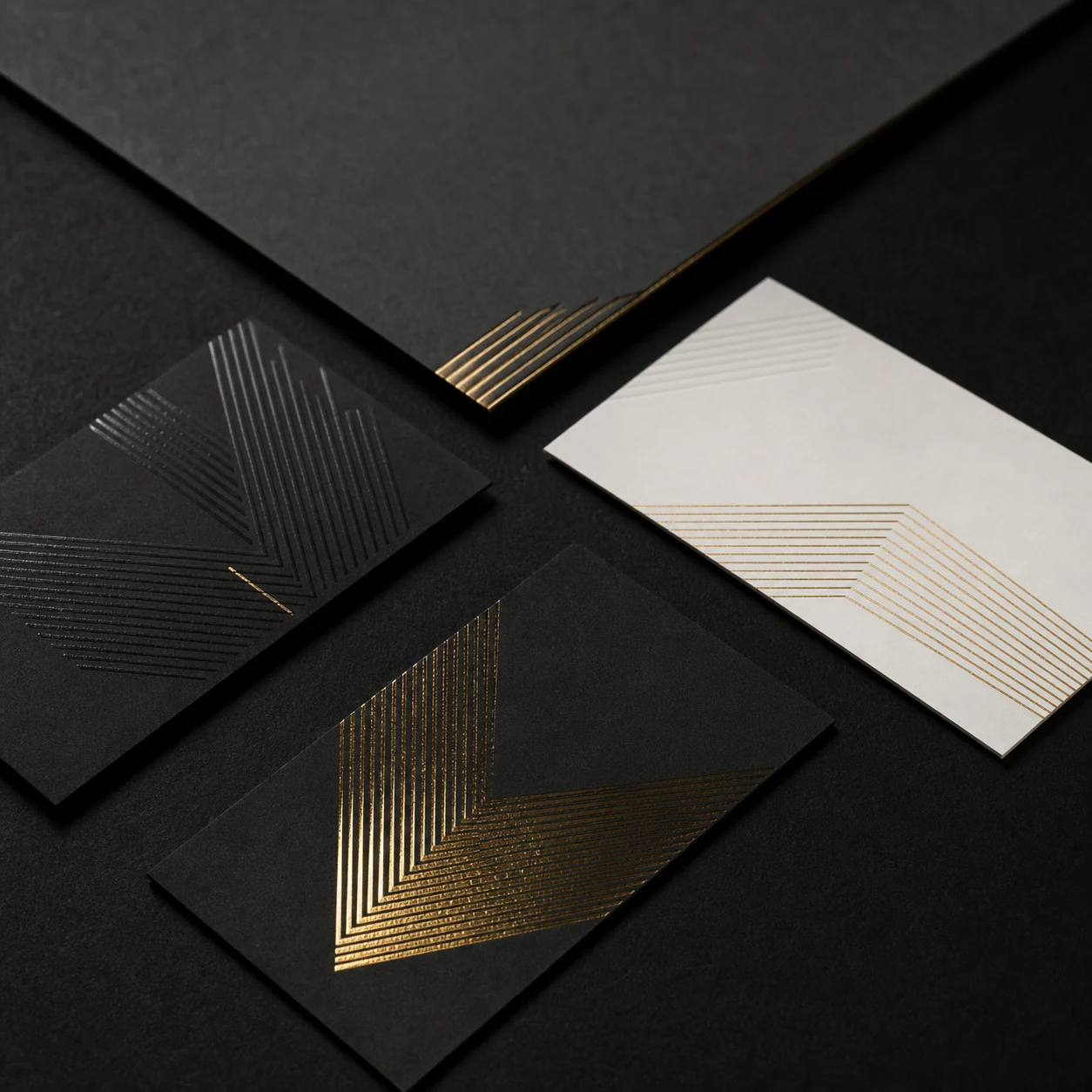 Coordinato professionale nero, bianco e oro con finiture premium