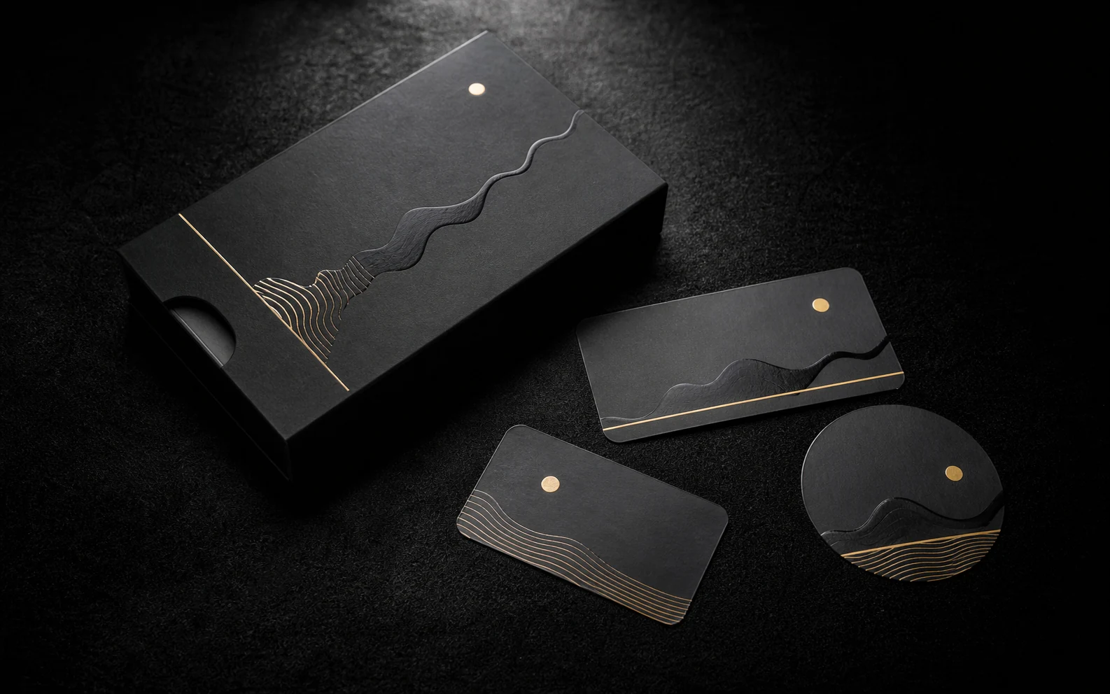 Packaging nero nobilitato con foil oro e dettagli lucidi